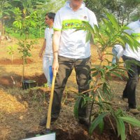 Mr Peter Buri_planting tree at IDF 2015_ratu wina